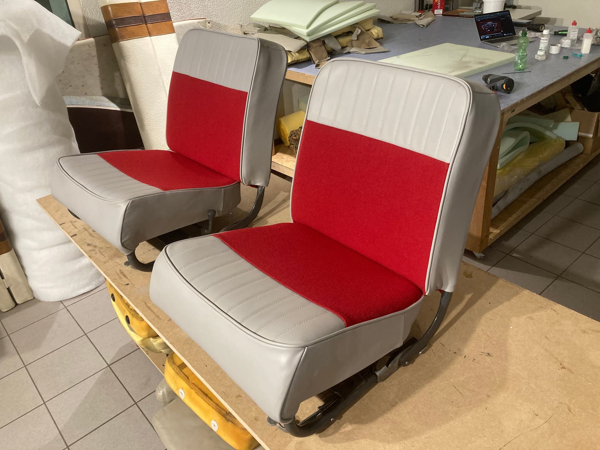 Oldtimer-Sitze in der Werkstatt