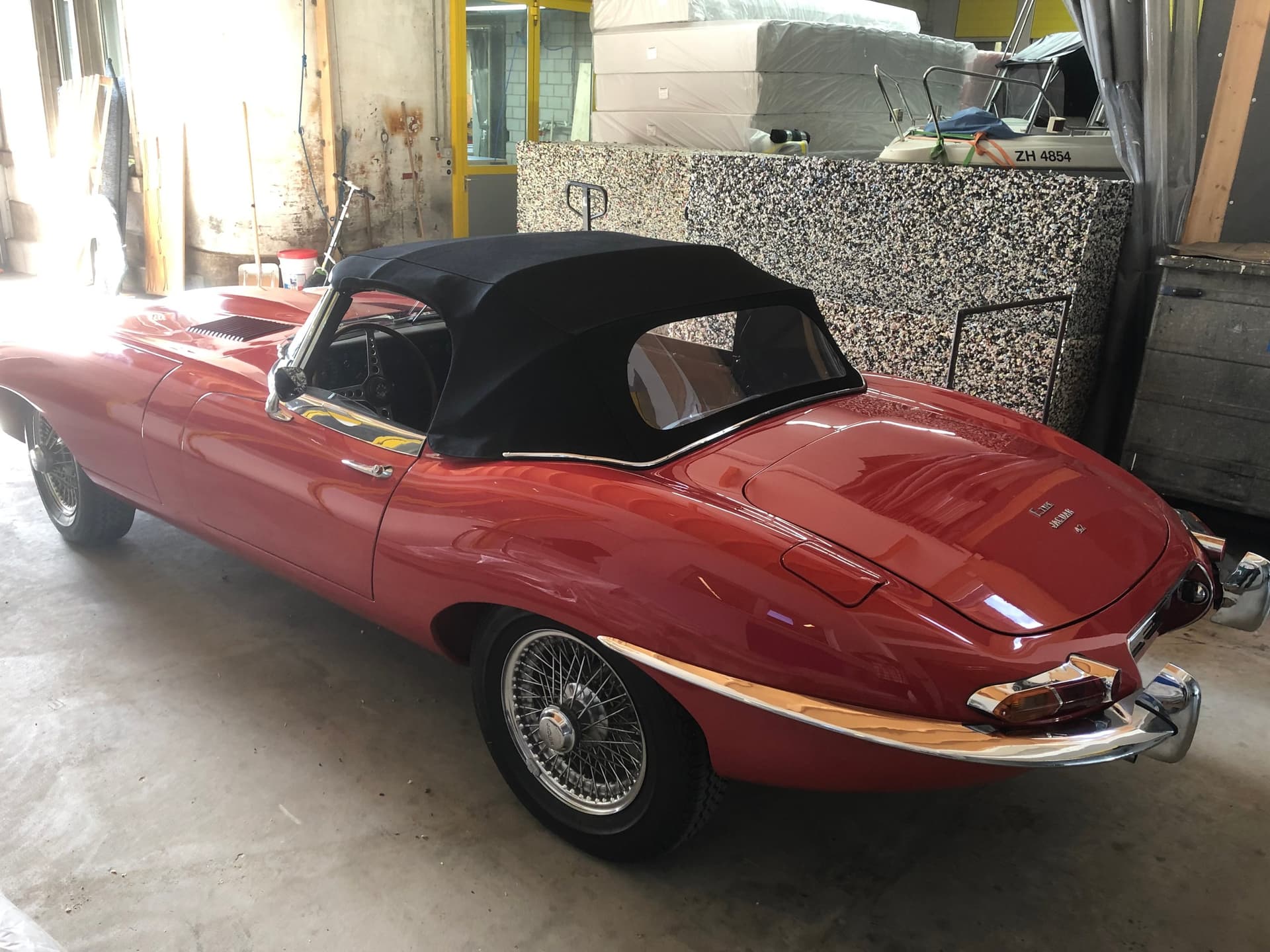 Jaguar E-Type Roadster mit schwarzem Verdeck