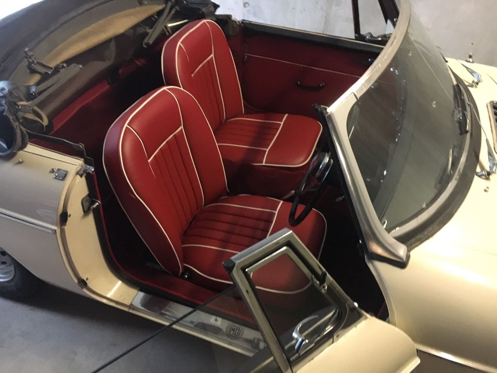 Klassisches Cabriolet mit roter Lederausstattung