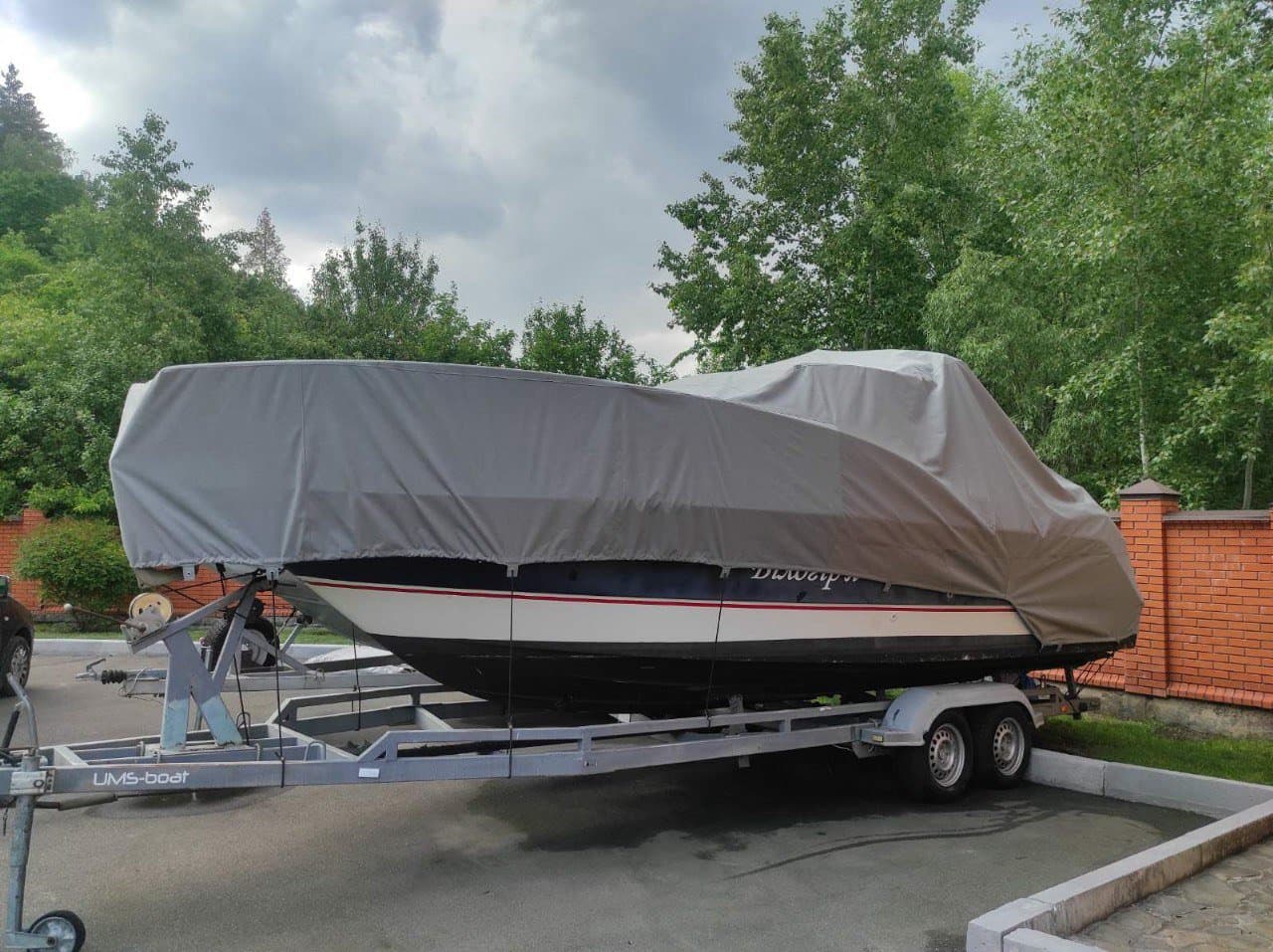 Boot mit Persenning auf dem Anhänger
